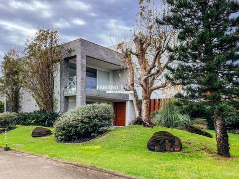 Sobrado com 372m², 5 dormitórios, 5 suítes, 2 vagas, La Plage em Xangri-Lá