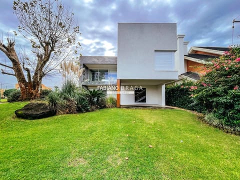 Sobrado com 372m², 5 dormitórios, 5 suítes, 2 vagas, La Plage em Xangri-Lá