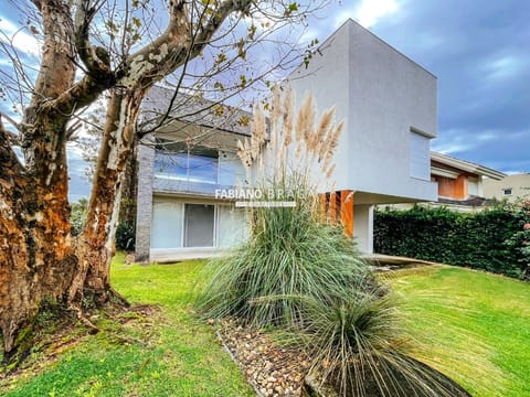 Sobrado com 372m², 5 dormitórios, 5 suítes, 2 vagas, La Plage em Xangri-Lá