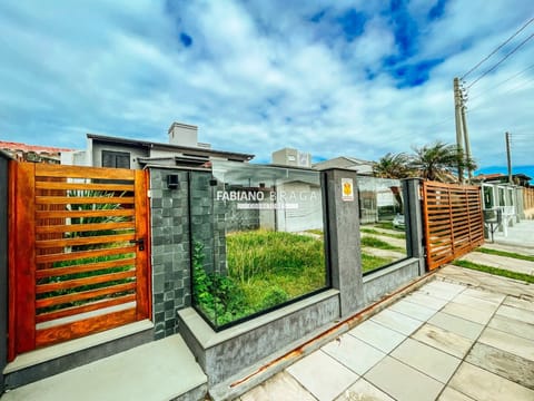 Casa com 340m², 5 dormitórios, 5 suítes, 2 vagas, no bairro Centro em Xangri-Lá