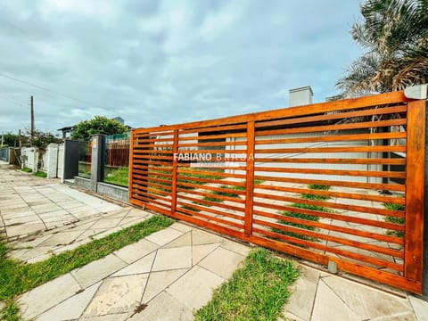 Casa com 340m², 5 dormitórios, 5 suítes, 2 vagas, no bairro Centro em Xangri-Lá