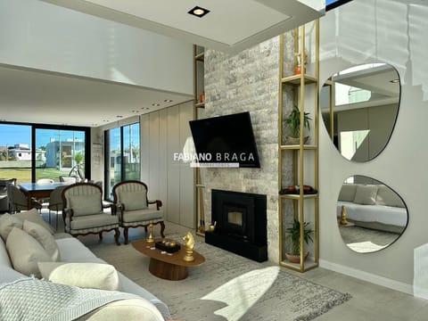 Sobrado com 243m², 4 dormitórios, 4 suítes, 2 vagas, Sunset em Xangri-Lá