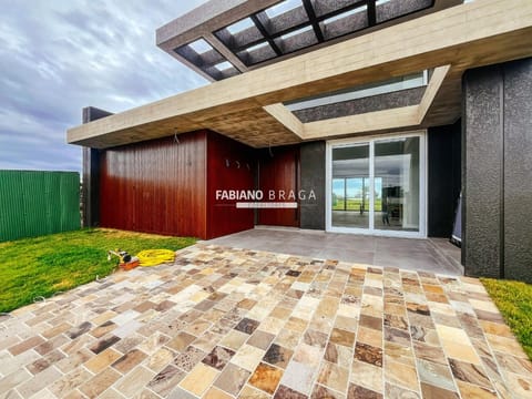 Casa Condomínio com 160m², 4 dormitórios, 4 suítes, 2 vagas, Allure Beach Condo em Xangri-Lá