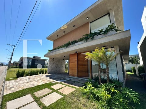 Sobrado com 242m², 4 dormitórios, 4 suítes, 2 vagas, Amare Home Resort em Xangri-Lá