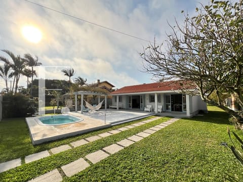 Casa com 230m², 5 dormitórios, 1 suíte, 2 vagas, no bairro Atlântida em Xangri-Lá