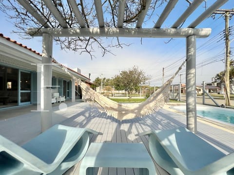 Casa com 230m², 5 dormitórios, 1 suíte, 2 vagas, no bairro Atlântida em Xangri-Lá