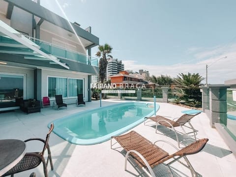 Casa com 370m², 5 dormitórios, 5 suítes, 2 vagas, no bairro Atlântida em Xangri-Lá