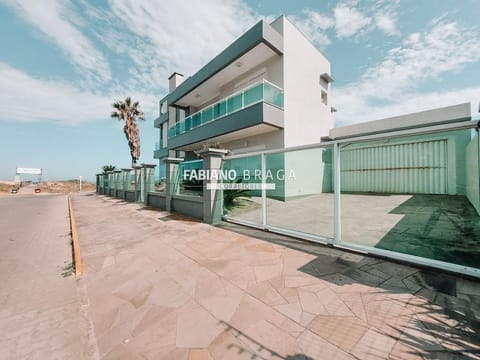 Casa com 370m², 5 dormitórios, 5 suítes, 2 vagas, no bairro Atlântida em Xangri-Lá