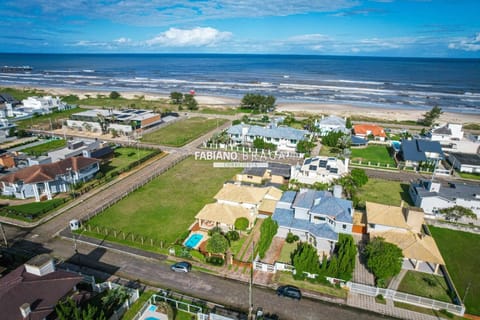 Casa com 366m², 4 dormitórios, 1 suíte, 2 vagas, no bairro Atlântida em Xangri-Lá