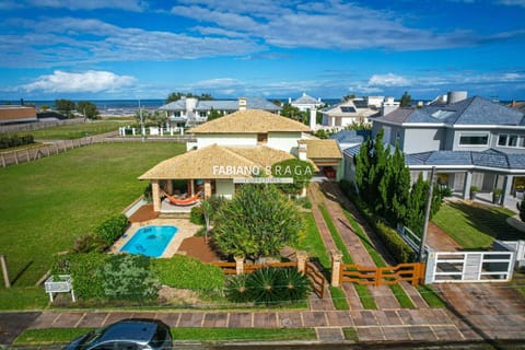 Casa com 366m², 4 dormitórios, 1 suíte, 2 vagas, no bairro Atlântida em Xangri-Lá