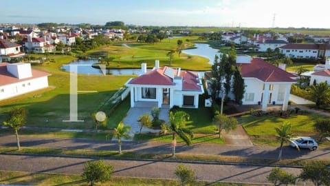 Casa Condomínio com 252m², 4 dormitórios, 4 suítes, 2 vagas, Green Village Golf Club em Xangri-Lá