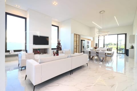 Casa Condomínio com 252m², 4 dormitórios, 4 suítes, 2 vagas, Green Village Golf Club em Xangri-Lá