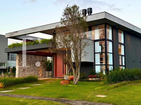 Casa Condomínio com 312m², 4 dormitórios, 4 suítes, 2 vagas, Capão Ilhas Resort em Capão da Canoa
