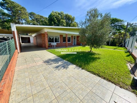 Casa com 540m², 3 dormitórios, 1 suíte, 2 vagas, no bairro Atlântida em Xangri-Lá