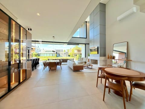 Sobrado com 295m², 5 dormitórios, 5 suítes, 2 vagas, Capão Ilhas Resort em Capão da Canoa