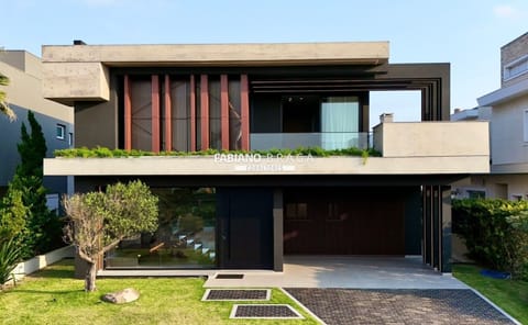 Sobrado com 350m², 4 dormitórios, 4 suítes, 2 vagas, Playa Vista em Xangri-Lá