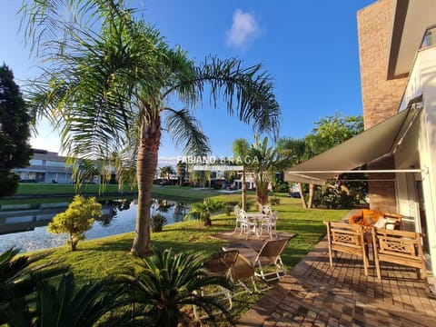 Sobrado com 390m², 4 dormitórios, 4 suítes, 4 vagas, Bosques de Atlântida em Xangri-Lá