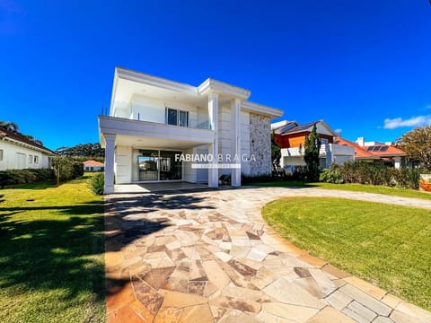 Sobrado com 435m², 6 dormitórios, 6 suítes, 2 vagas, Green Village Golf Club em Xangri-Lá