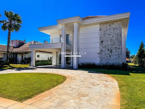 Sobrado com 435m², 6 dormitórios, 6 suítes, 2 vagas, Green Village Golf Club em Xangri-Lá