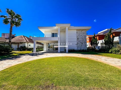Sobrado com 435m², 6 dormitórios, 6 suítes, 2 vagas, Green Village Golf Club em Xangri-Lá