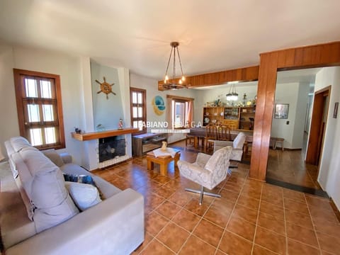 Casa com 174m², 3 dormitórios, 1 suíte, 2 vagas, no bairro Centro em Xangri-Lá