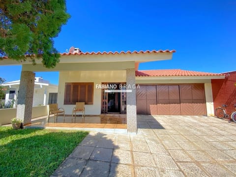 Casa com 174m², 3 dormitórios, 1 suíte, 2 vagas, no bairro Centro em Xangri-Lá