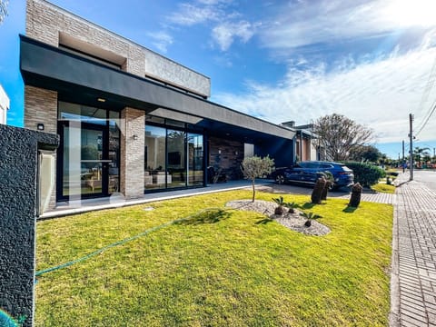 Casa Condomínio com 265m², 4 dormitórios, 4 suítes, 2 vagas, Velas da Marina em Capão da Canoa