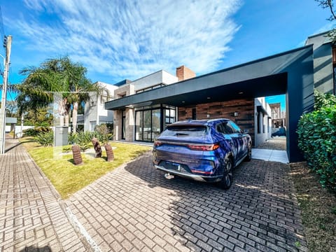Casa Condomínio com 265m², 4 dormitórios, 4 suítes, 2 vagas, Velas da Marina em Capão da Canoa