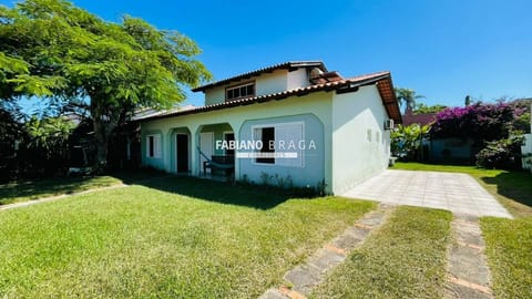Casa com 180m², 5 dormitórios, 1 suíte, no bairro Atlântida em Xangri-Lá