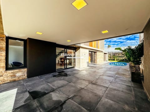 Casa com 270m², 5 dormitórios, 3 suítes, 2 vagas, no bairro Centro em Xangri-Lá