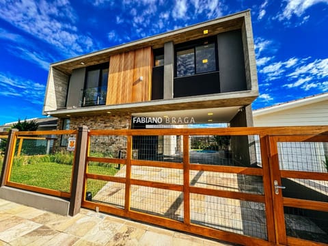 Casa com 270m², 5 dormitórios, 3 suítes, 2 vagas, no bairro Centro em Xangri-Lá