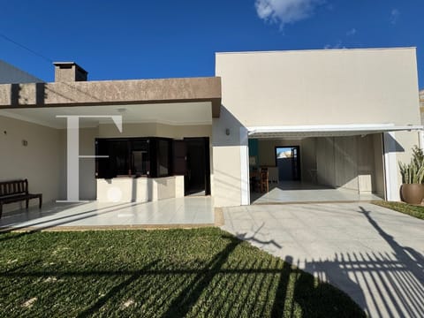 Casa com 163m², 3 dormitórios, 2 suítes, 2 vagas, no bairro Noiva do Mar em Xangri-Lá