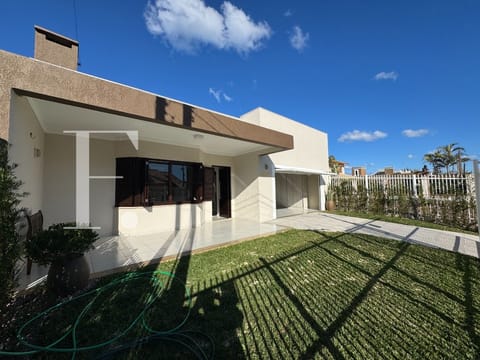 Casa com 163m², 3 dormitórios, 2 suítes, 2 vagas, no bairro Noiva do Mar em Xangri-Lá