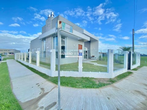 Casa com 112m², 3 dormitórios, 1 suíte, 2 vagas, Santorini em Xangri-Lá