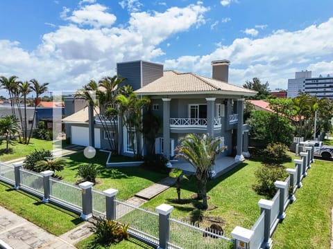 Casa com 309m², 4 dormitórios, 4 suítes, 2 vagas, no bairro Atlântida em Xangri-Lá