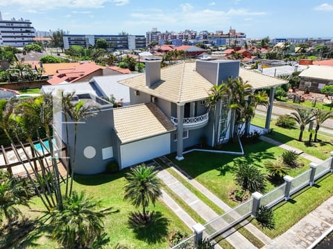Casa com 309m², 4 dormitórios, 4 suítes, 2 vagas, no bairro Atlântida em Xangri-Lá