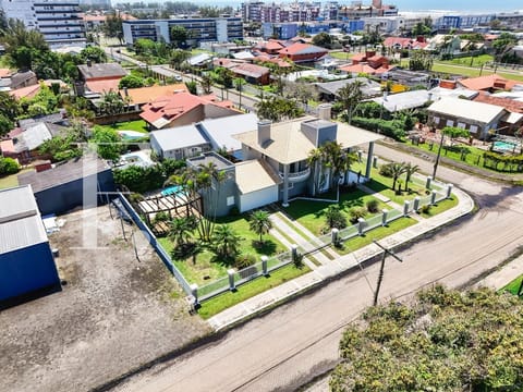 Casa com 309m², 4 dormitórios, 4 suítes, 2 vagas, no bairro Atlântida em Xangri-Lá