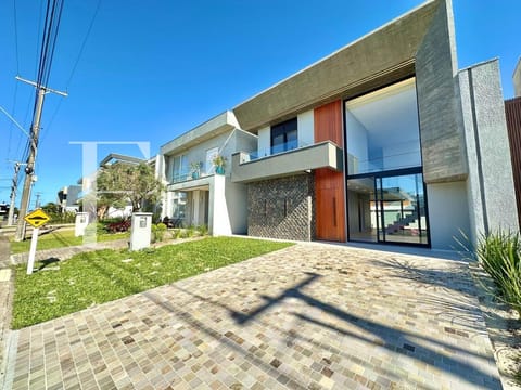 Sobrado com 224m², 4 dormitórios, 4 suítes, 2 vagas, Blue em Xangri-Lá
