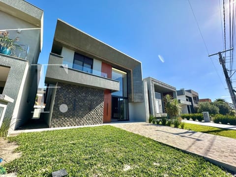 Sobrado com 224m², 4 dormitórios, 4 suítes, 2 vagas, Blue em Xangri-Lá