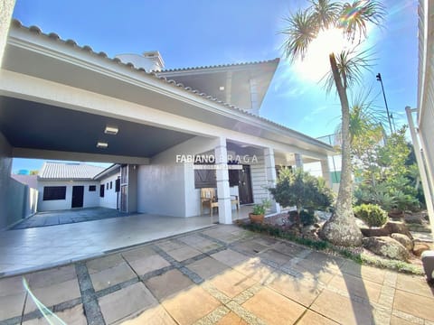 Casa com 312m², 5 dormitórios, 5 suítes, 6 vagas, no bairro Atlântida em Xangri-Lá