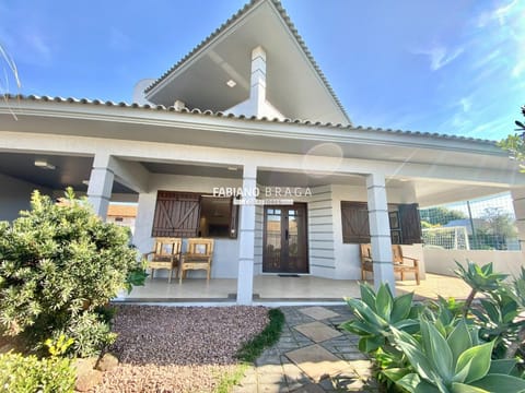 Casa com 312m², 5 dormitórios, 5 suítes, 6 vagas, no bairro Atlântida em Xangri-Lá