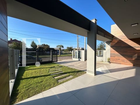 Duplex com 123m², 3 dormitórios, 1 suíte, 2 vagas, no bairro Maristela em Xangri-Lá