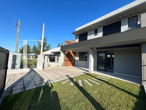 Duplex com 123m², 3 dormitórios, 1 suíte, 2 vagas, no bairro Maristela em Xangri-Lá