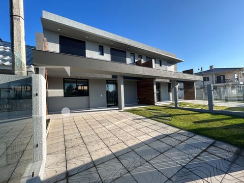 Duplex com 123m², 3 dormitórios, 1 suíte, 2 vagas, no bairro Maristela em Xangri-Lá
