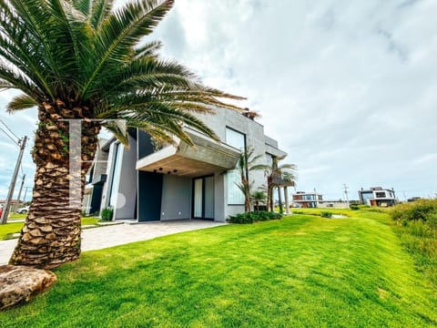 Sobrado com 382m², 5 dormitórios, 5 suítes, 2 vagas, Amare Home Resort em Xangri-Lá