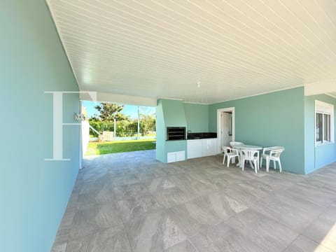 Casa com 125m², 3 dormitórios, 1 suíte, 2 vagas, no bairro Maristela em Xangri-Lá