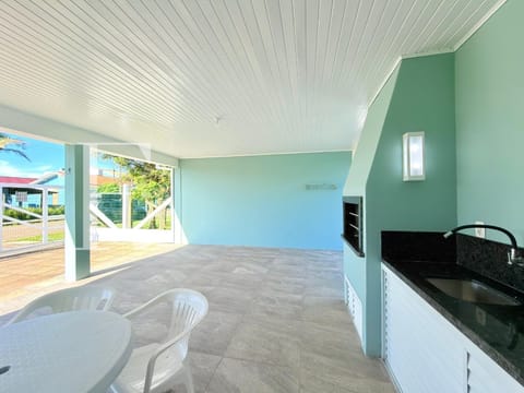 Casa com 125m², 3 dormitórios, 1 suíte, 2 vagas, no bairro Maristela em Xangri-Lá