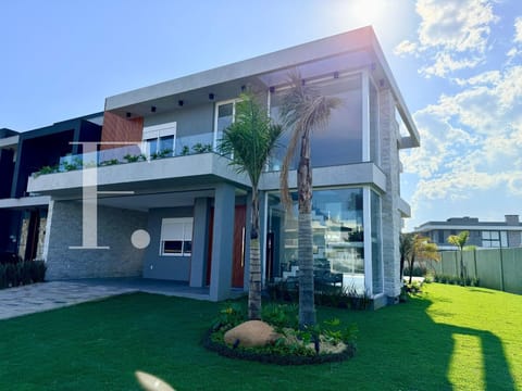 Sobrado com 232m², 4 dormitórios, 4 suítes, 2 vagas, Sunset em Xangri-Lá