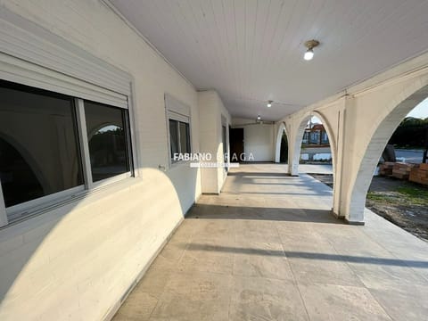 Casa com 159m², 4 dormitórios, 2 vagas, no bairro Rainha do Mar em Xangri-Lá