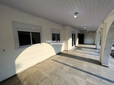 Casa com 159m², 4 dormitórios, 2 vagas, no bairro Rainha do Mar em Xangri-Lá